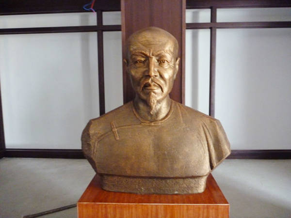 安徽黃(huáng)梅酒業(yè)酒文(wén)化(huà)展示館“桐城(chéng)三祖”名人(rén)雕塑