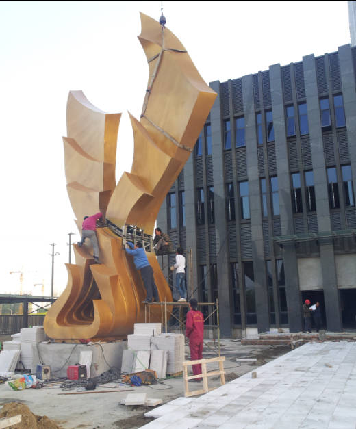 大(dà)華地(dì)産雕塑