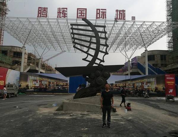 不(bù)鏽鋼雕塑