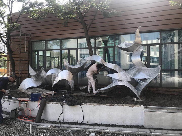 上(shàng)海(hǎi)不(bù)鏽鋼雕塑安裝完成